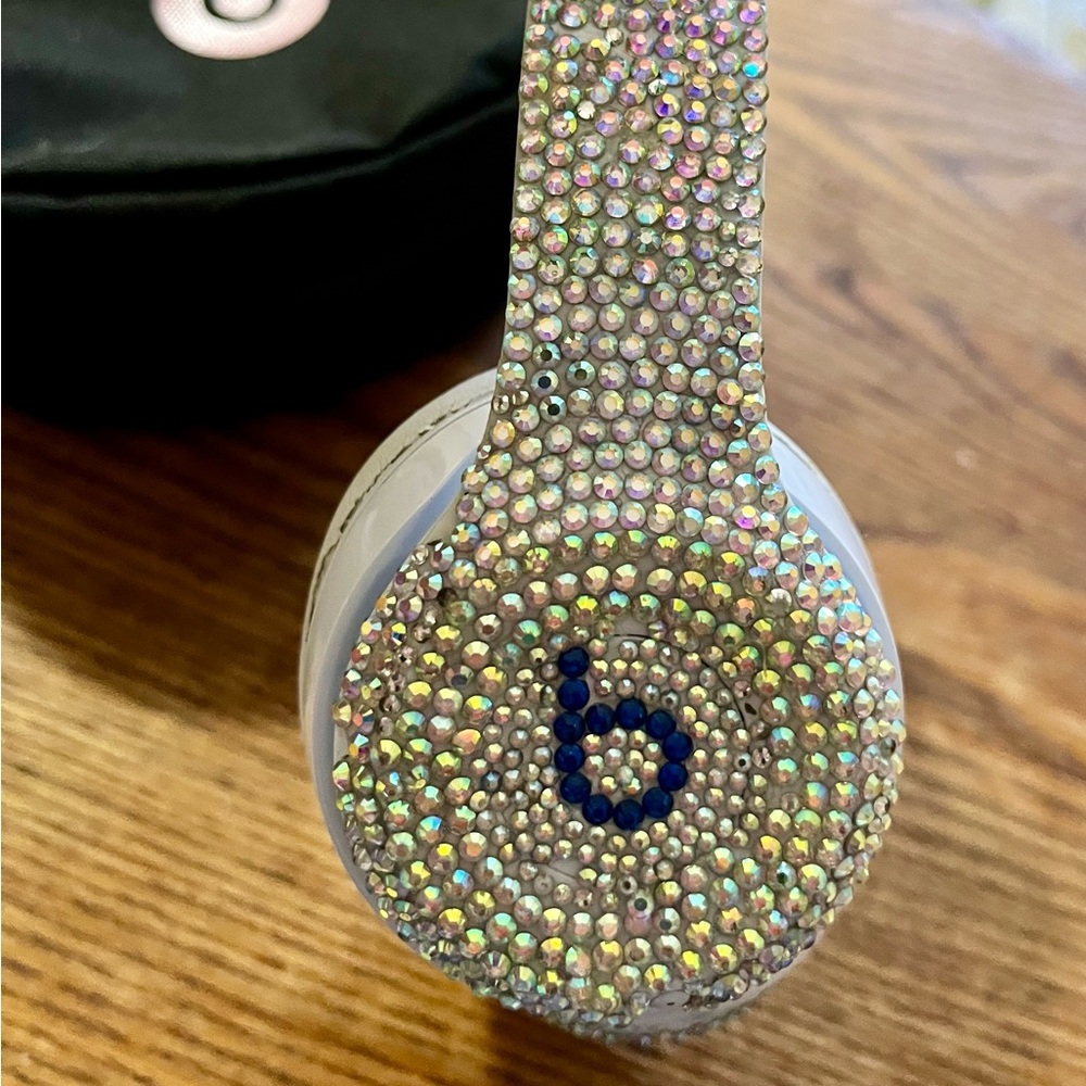 OOAK BEATS by Dr Dre Solo3 - White & Rhinestone’s with Case - Wireless